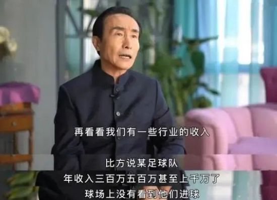 胡多多（孙坚 饰）个性谨严而又怯懦，概况看来平平无奇，现实上一肚子的鬼主张，却又由于内向和忸怩，而经常招致他人的疏忽。邓小余（包贝尔 饰）智商一般，性情则是没由来的乐不雅和开畅，固然经常由于矮小的身段收到同窗的欺侮，但生成心年夜的他历来不会将这些工作放在心上。这悬殊的两人在年夜黉舍园中相遇了，构成了处处惹是生非的二货组合，倒也十分相等。                                  　　邱樱子（陈妍希 饰）是黉舍里